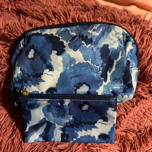 Estee Lauder Handbags - 🩷Free🩷Estate Lauder 2pc set